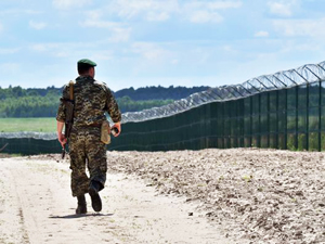 Забор из сетки-рабицы между Украиной и Россией