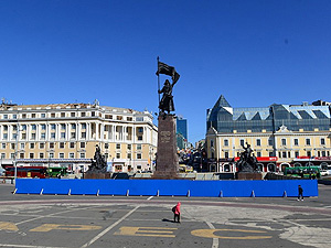 Забор около памятника во Владивостоке