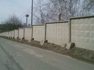 Жители Воронежа опасаются, что на головы их детям может обрушиться забор с соседней стройки