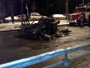 Машину едва не расплющило о забор