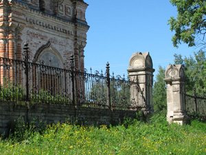 Древняя церковная витиеватая ограда была найдена прямо в потолке бани